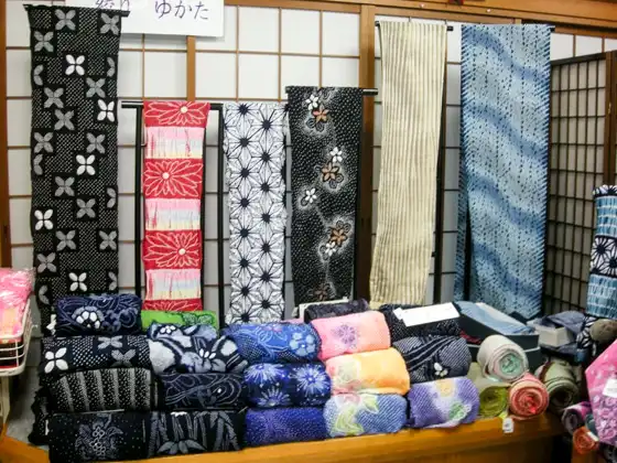 絞会館1階売り場2 浴衣・反物