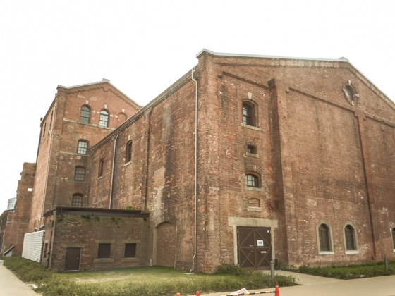 赤レンガ建物2　第２次世界大戦中の銃弾の跡が残っている建物