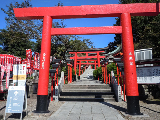 三光稲荷神社1　朱色の鳥居